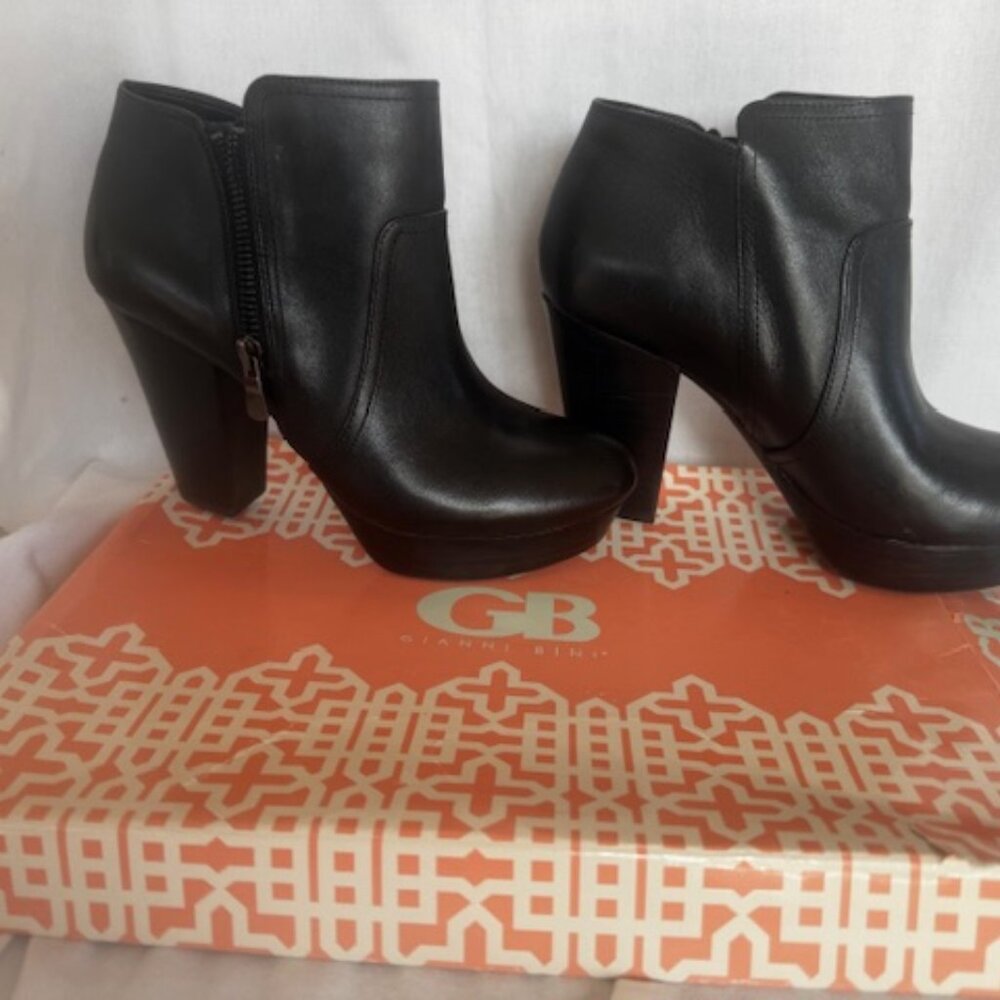Gianni Bini black leather ankle boots